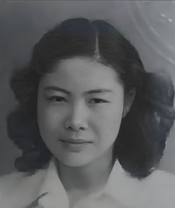 1934年，新婚后不久，才女作家苏青就撞见丈夫与表嫂约会，她隐忍不发，接连生下5
