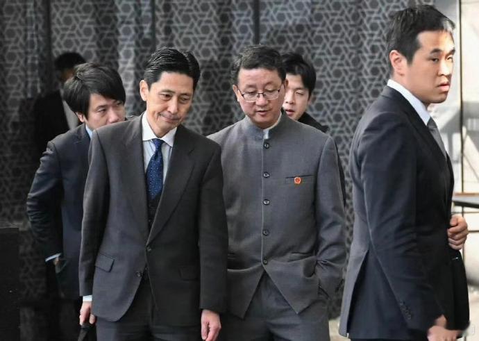 由于中国拒绝就双手插兜道歉，日本开始给自己找台阶下了。据日媒援引参加参加了会谈的