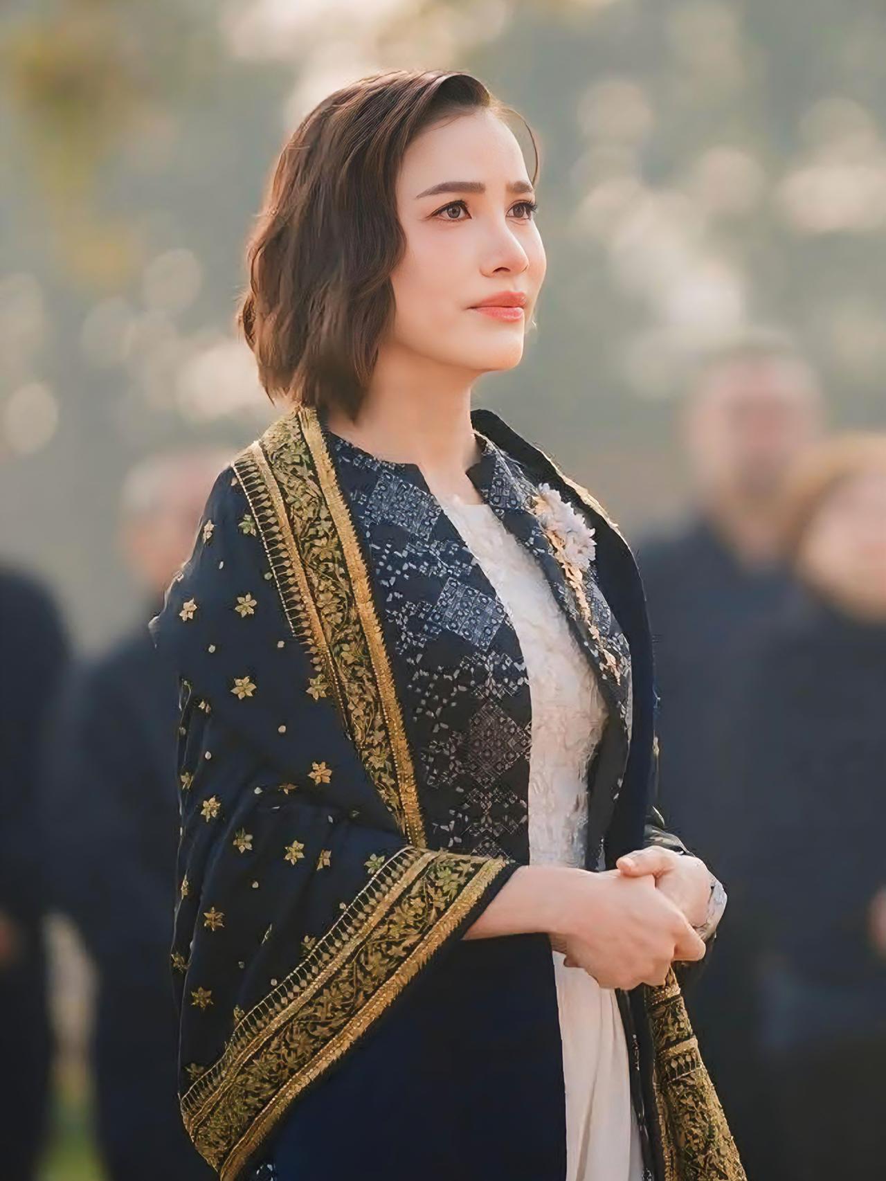 诗妮娜新造型好仙，根本看不出已经41岁诗妮娜贵妃来到菩提伽耶，在尼连禅河畔的苏