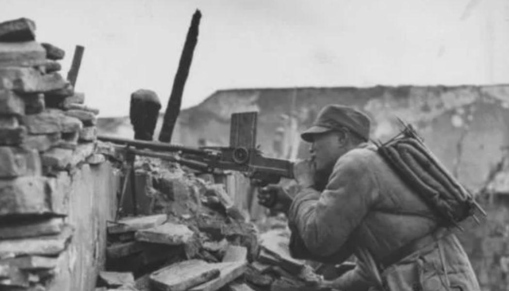 1944年5月，长衡会战，机枪射手何金培不断调整射击位置，寻找最佳射击角度，他准