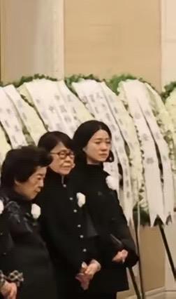 在杨振宁先生的告别仪式上，翁帆女士沉默不语，却哭成了一个泪人，近21年的相伴，先