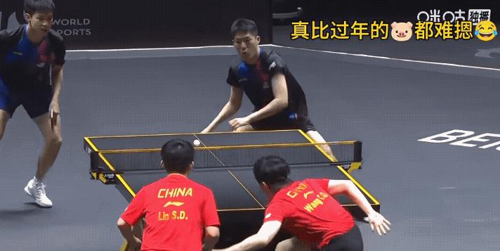 王楚钦被三个05后追着打，一局11-1，他笑说场地不够撒欢——不是他退步了，是他