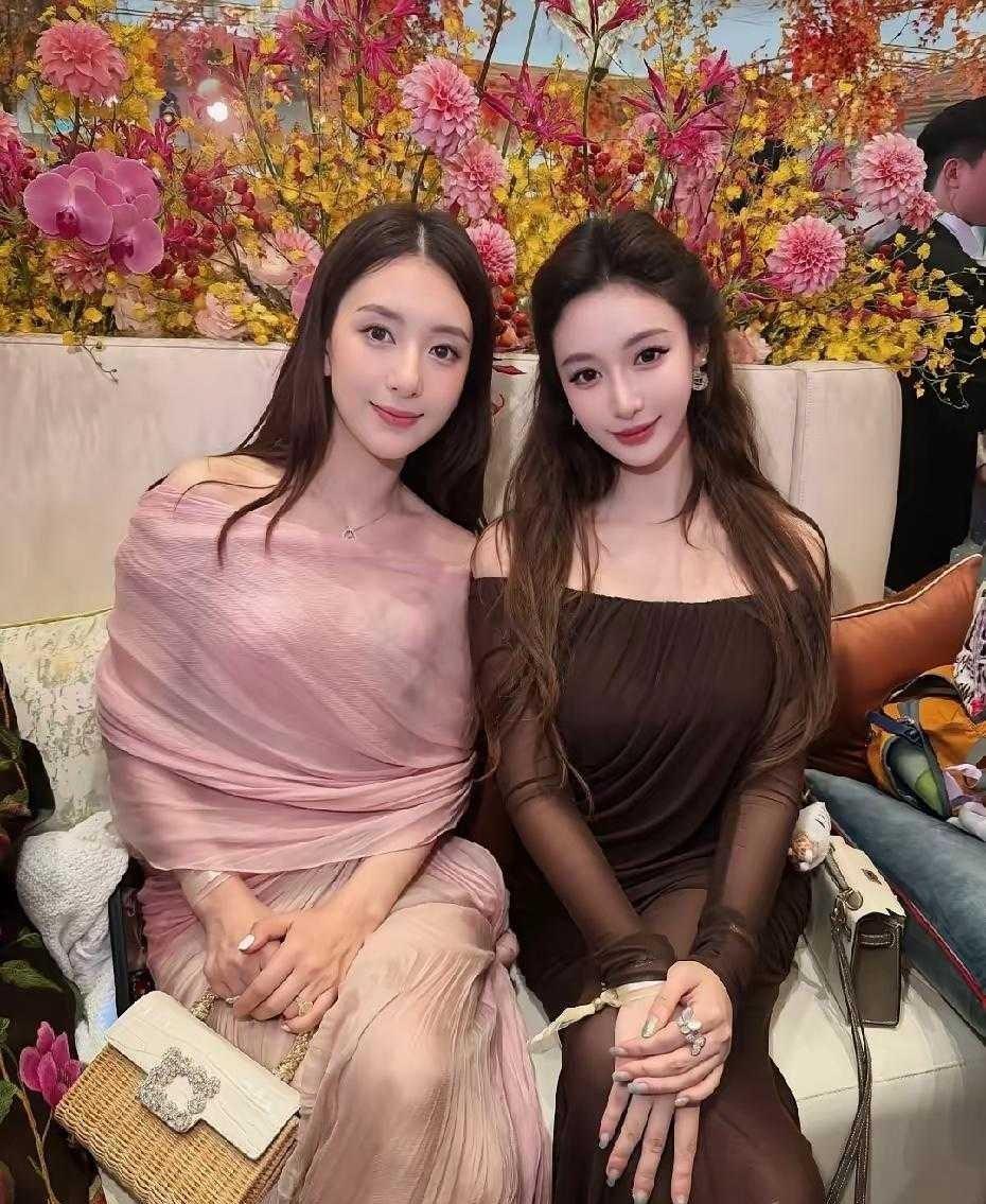 方媛穿粉裙现身奚梦瑶何猷君答谢宴，主动搂四太梁安琪合影，网友：这交情藏不住了​