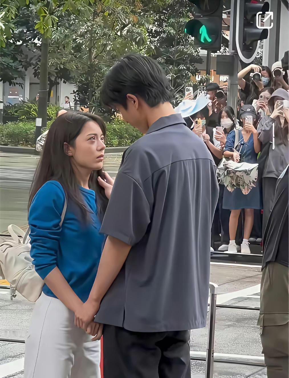 感觉明星就是不一样，那么多观众在旁边围观，他们一样演的很自然，真实投入。女生是演