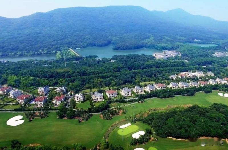 紫金山又称钟山，位于南京东郊，是宁镇山脉最高峰、国家5A级钟山风景名胜区核心，有