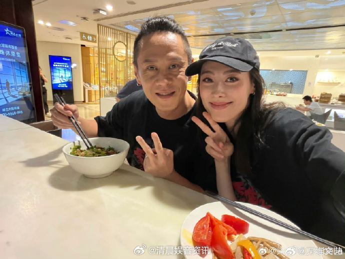梁洛施的镜头好爱马浴柯导演客串群演还被拍得这么可爱，梁洛施的镜头真的很有温度。