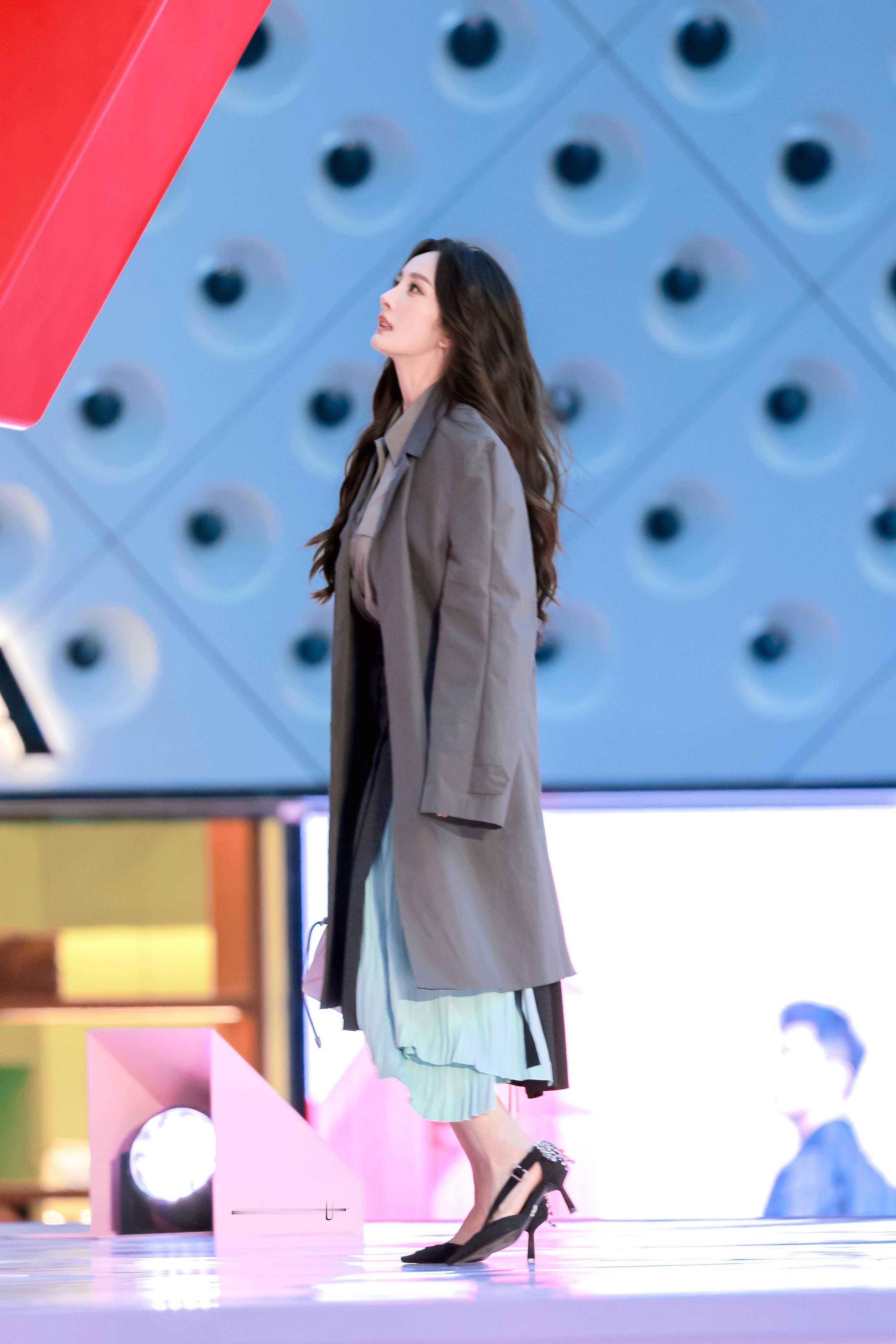 杨幂𝟐𝟎𝟐𝟔𝟎𝟏𝟐𝟐上海prada活动侧颜，封神。杨幂马龙徐