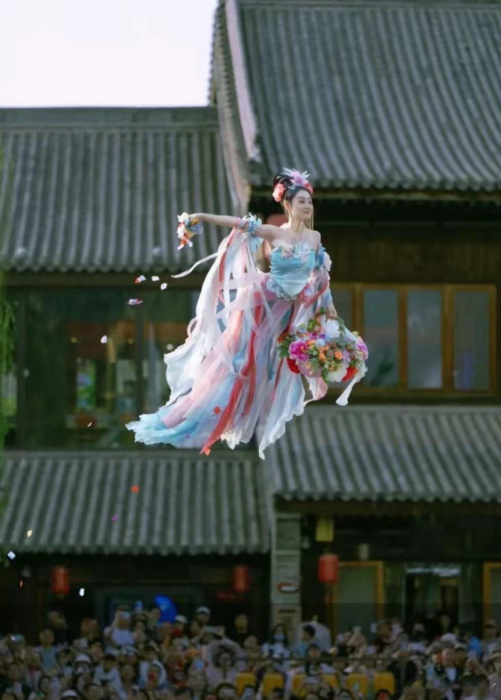 大洛阳从四月的牡丹文化节到“五一”假期，一个多月来，洛邑古城的天女散花
