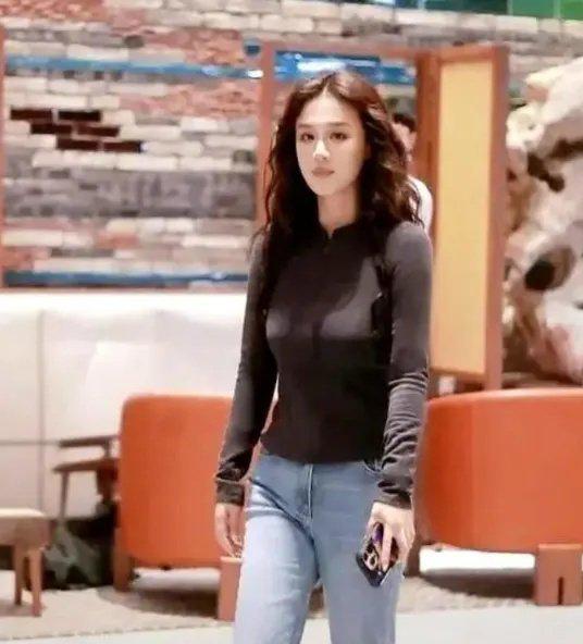 马思纯曾因抑郁症服用激素类药物，体重一度飙升至170斤左右，那段日子不仅外形承压