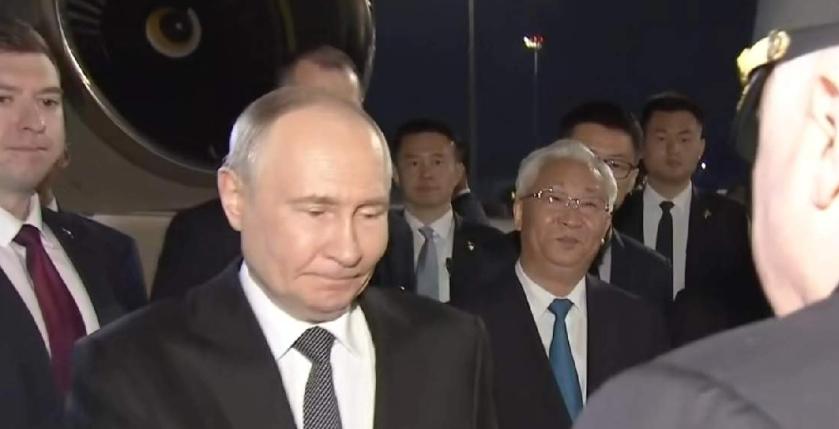 普京回去了，给人一种没落的感觉。普京此行来也匆匆去也匆匆，尤其在走向飞机时，普京