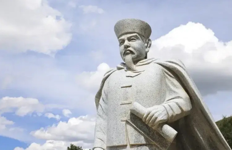 左公与曾国藩不是一个层次的人物。左宗棠堪称民族英雄，他抬棺出征，花5年训练6万西