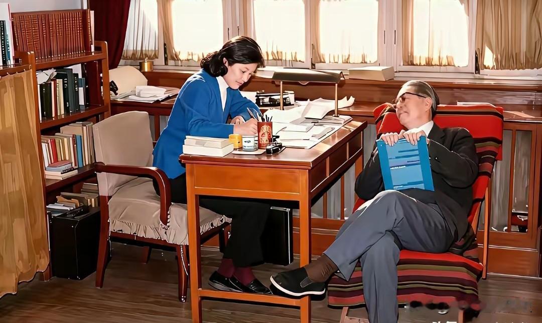 这张温馨的画面，定格了外交家乔冠华与夫人章含之相伴办公的日常。乔冠华惬意地倚坐