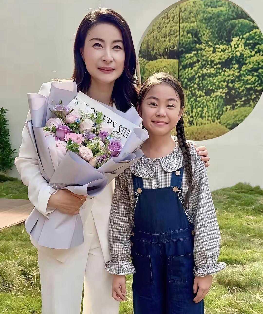郭晶晶“12岁的女儿霍中妍正脸照曝光，有点少年老成的感觉”！
