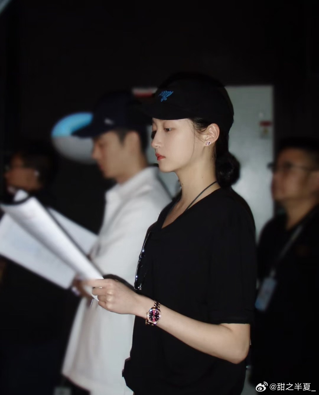 关晓彤戴负重手环自律到骨子里的女明星白玉兰彩排花絮路透，关晓彤双手戴着负重手环，