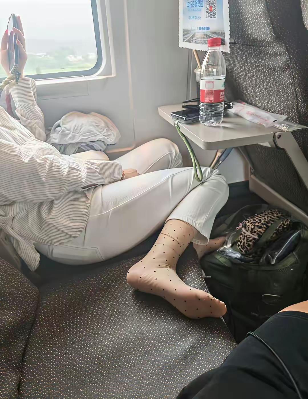 高铁上脱鞋是不是很不道德?高铁上脱鞋是不道德的行为。铁路部门呼吁乘客不要在密