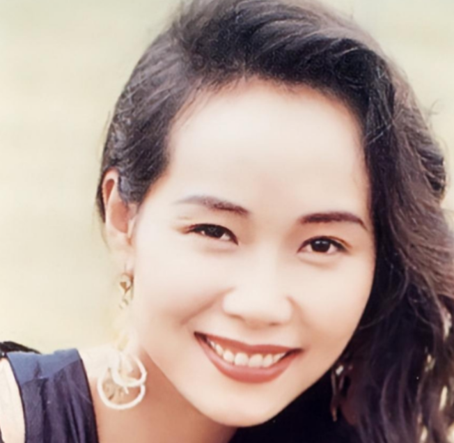 最近香港那边有个事儿挺出圈家喻户晓的影后叶童，被记者问起亲哥哥李中宁当保安的事