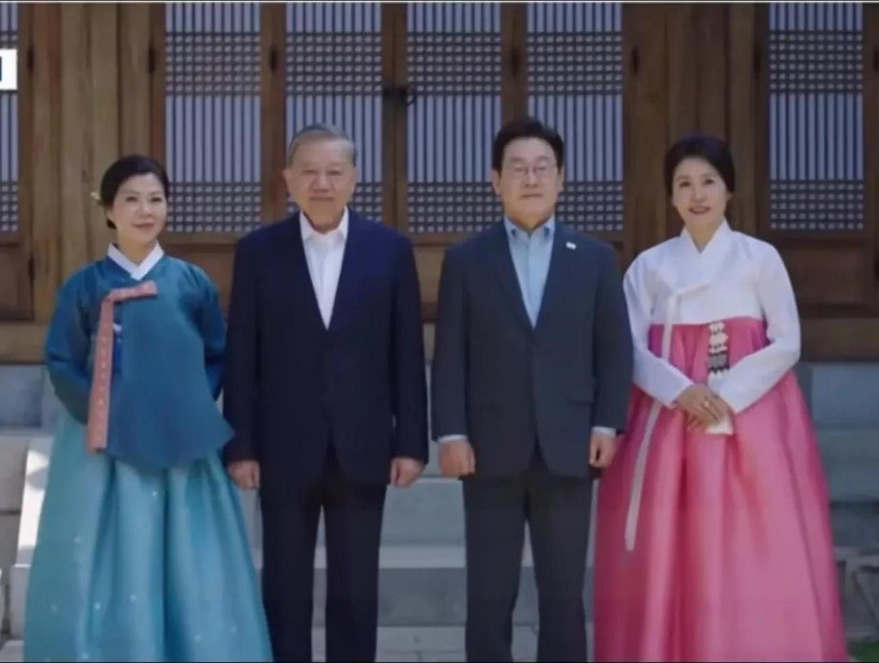 越南第一夫人穿上韩服，还挺像那么回事儿，有当家主母的气质，韩国第一夫人金惠景虽然