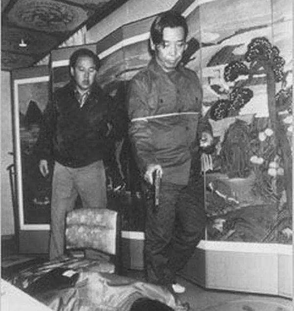 1979年10月26日，韩国总统朴正熙在和心腹一起吃饭时，突然胸口中了一枪，顿时
