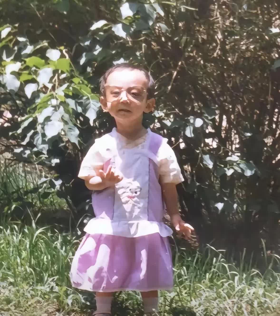 这是董璇二婚老公张维伊小时候的照片，穿他姐姐的衣服！大家用“冰淇淋化掉了”来形客
