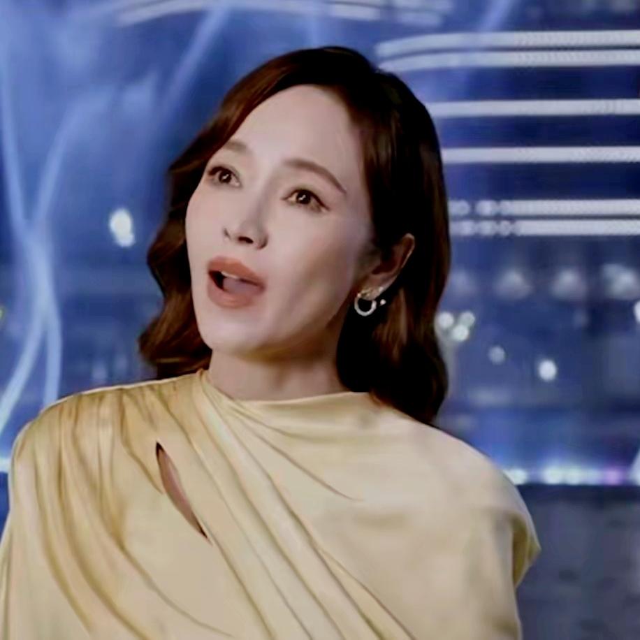 这次中秋晚会的侯佩岑，真是让我有点失望，本来很期待她自然温婉的范儿，结果看她