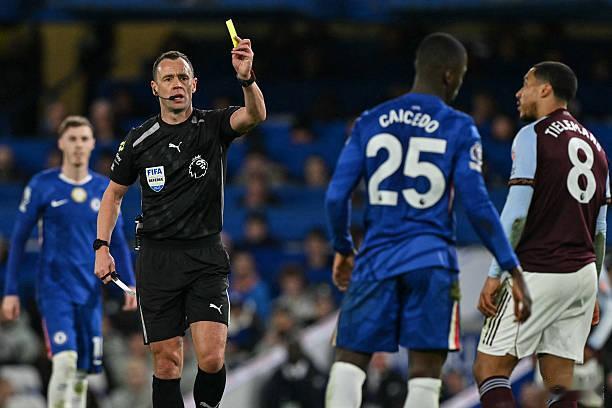 切尔西英超目前有9名球员身背8张黄牌。按照英超规定，联赛踢到第32轮，累计10