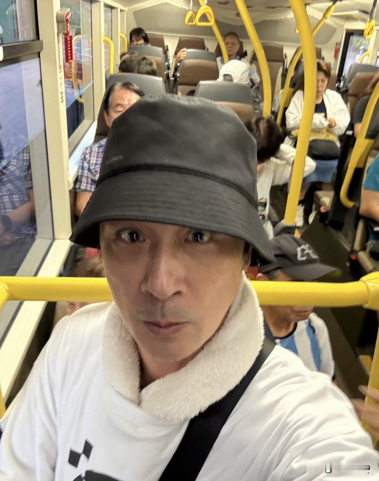 吴镇宇都已经到了免费坐公交的年龄，但你看看他身后的大爷大妈们，完全不是在一个年龄