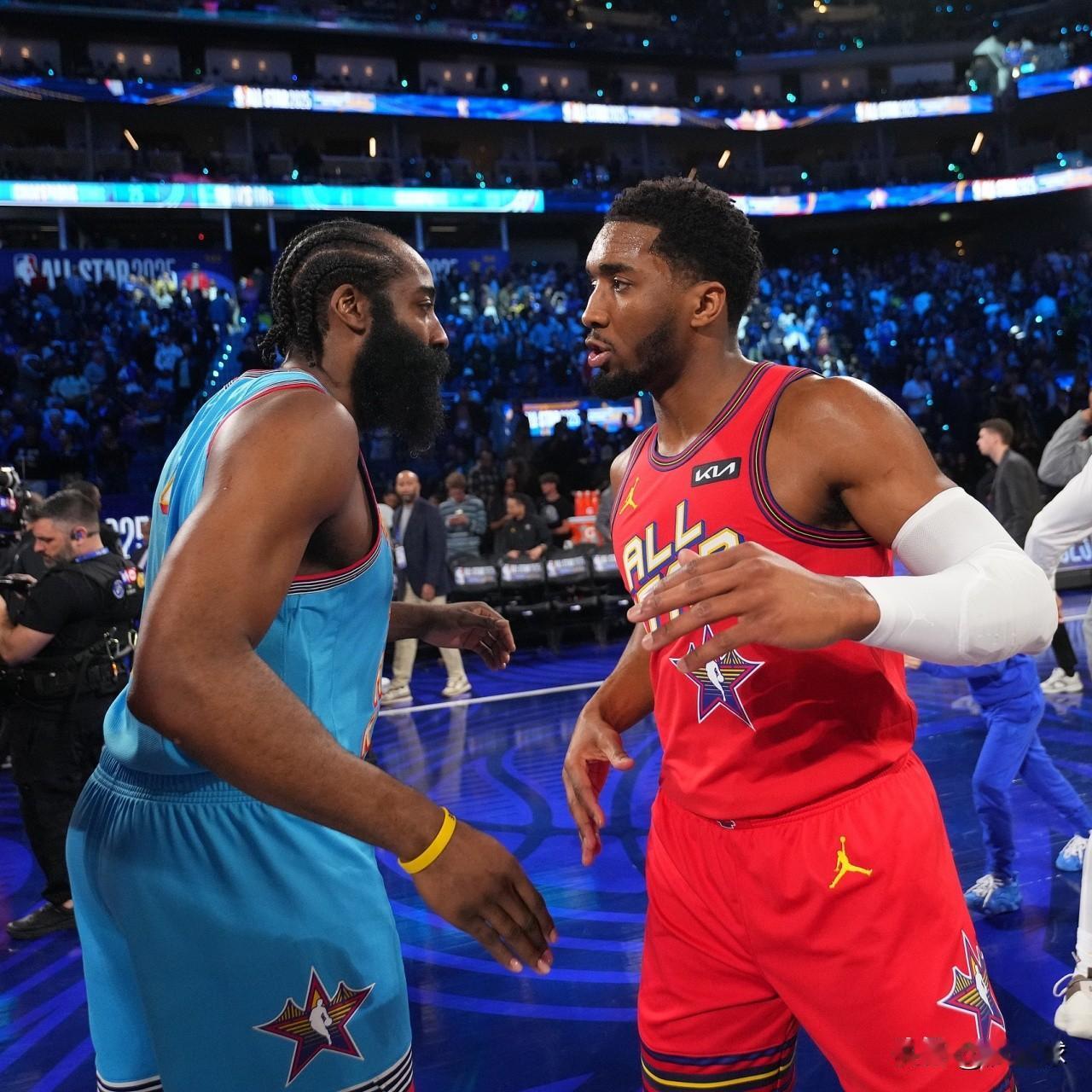 综合这几天消息来看，哈登换队一事大概率过程是这样的。骑士想交易加兰，然后去问了快