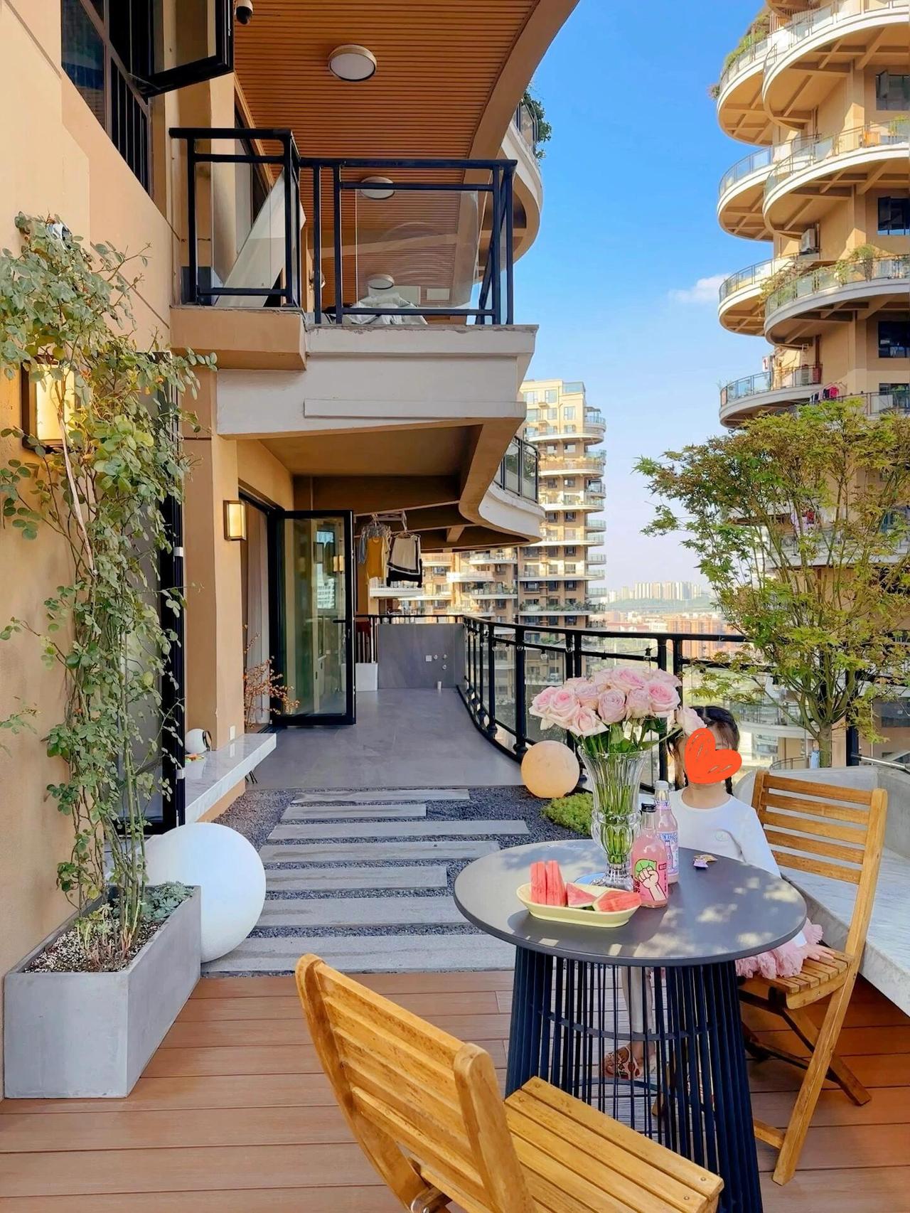 四川泸州一位女生晒出自家照片，网友差点以为是在国外，不为别的，光那曲线型设计的外