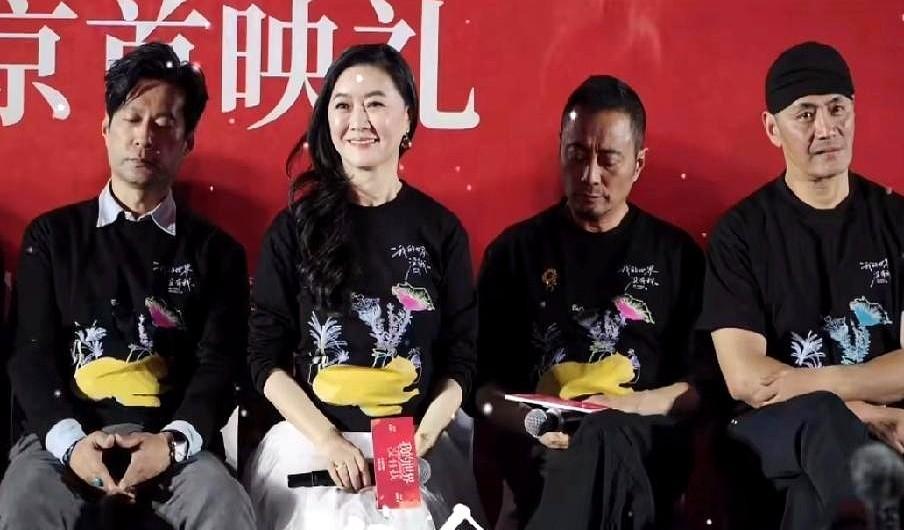 这绝对是年度最“冻人”的路演现场！导演在一旁卖力吆喝，嗓子都快喊劈了，几位主演