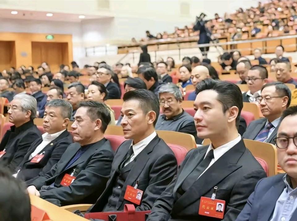 黄晓明真的是太帅了，在前辈刘德华和陈宝国的身边气场比两位前辈更强大，成为全场的焦