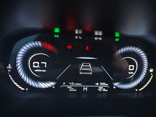 各方面都满意油耗也满意满油一箱实测可跑1060km，但在续航还剩20km的时候