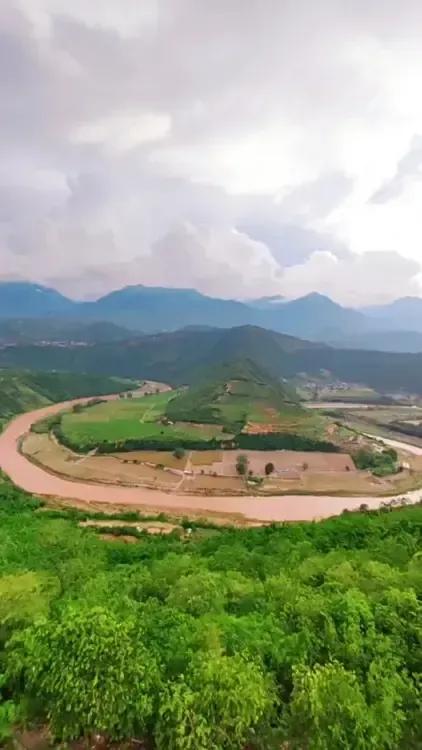 聊聊风水宝地如何立向问题，天然之地，天然之穴必然天然朝向。拿阴地（即墓葬地）来说