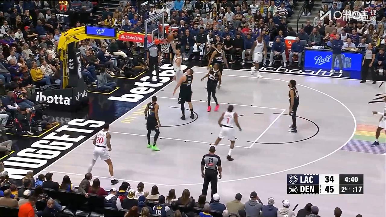 祖巴茨惊呆！空篮扣篮竟被篮筐盖帽，篮球运动趣味瞬间