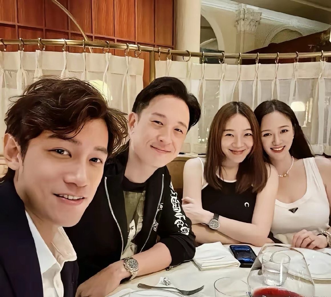 陈乔恩携老公艾伦一起和朋友聚餐，45岁还是那么美！