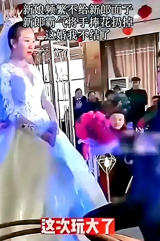 好好的婚礼秒变大型尴尬现场！新娘把婚礼当“求婚秀场”，三番五次刁难新郎，任新