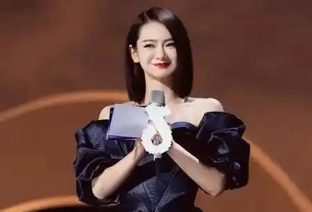 女演员戚薇授权肖像给AI，取名韩清夏，成内娱现役艺人首例，此前张若昀于和伟刚辟谣