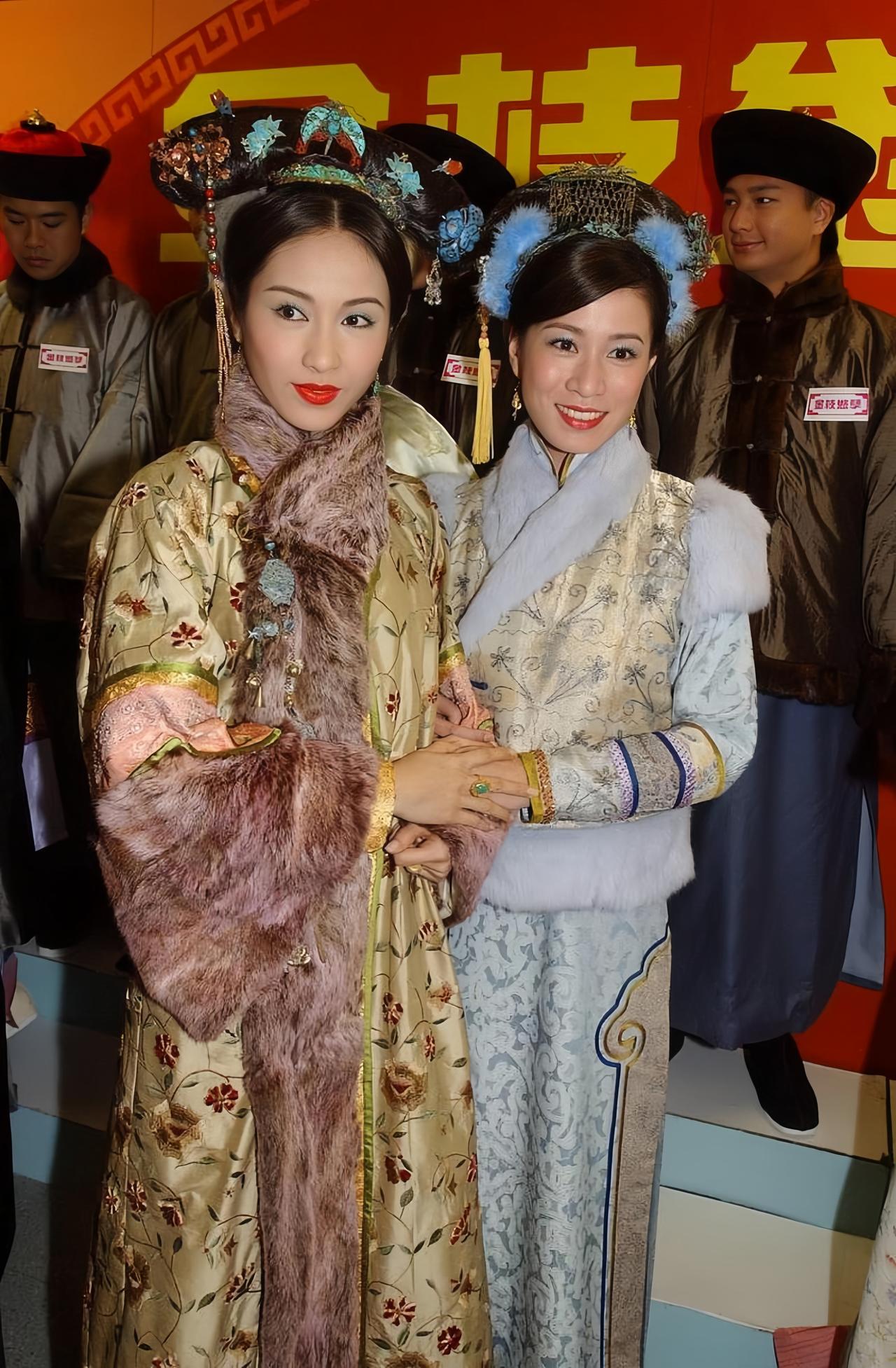 不得不说，妆容、发型、头饰和服饰，对一个人的气场影响真的太大了。看这张同框照，黎