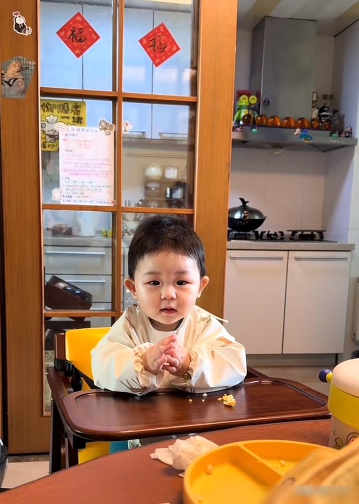 这届网友，在“云养”董宇辉的侄女。逆天颜值，童星光环，再加顶流的宠爱，全让她