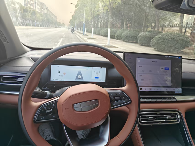 说说帝豪的实际使用感受吧内饰摸着手感还行，能碰到的地方大多是软的，做工不算糙。