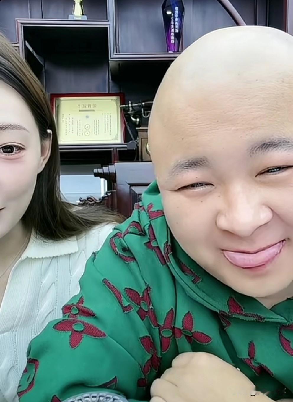 佳希委屈落泪，因吃草莓被老狗嘲笑“馋x”。佳希与老狗直播