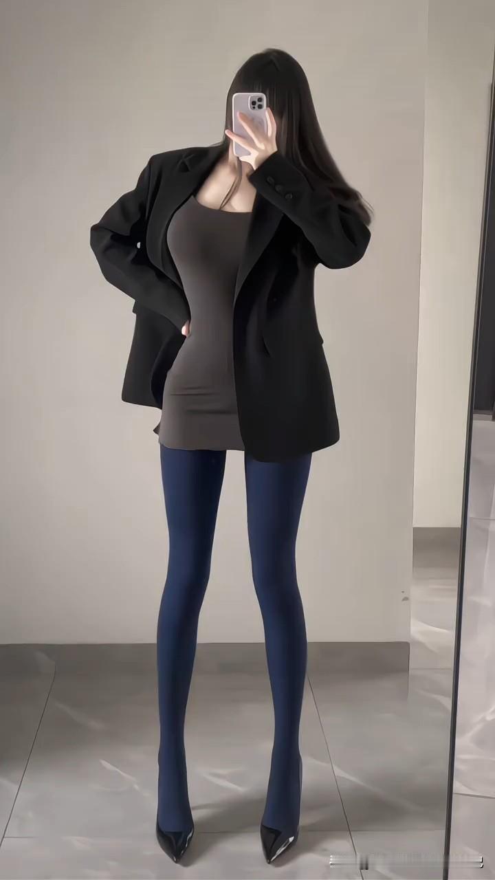今日份通勤松弛感稳稳拿捏，黑色西装搭配深蓝色紧身裤，再配上一双尖头鞋将“随性高级