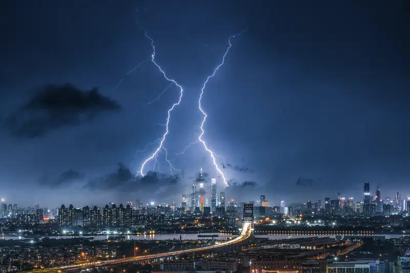 这周的天气简直像坐过山车，冷空气频繁来“串门”，气温起伏大得离谱。就说昨天吧，中