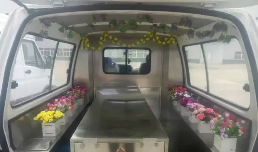 清早扔垃圾发现楼下邻居的房门四敞大开，马上惊出一身冷汗。莫非大姨家晚上进了毛贼，