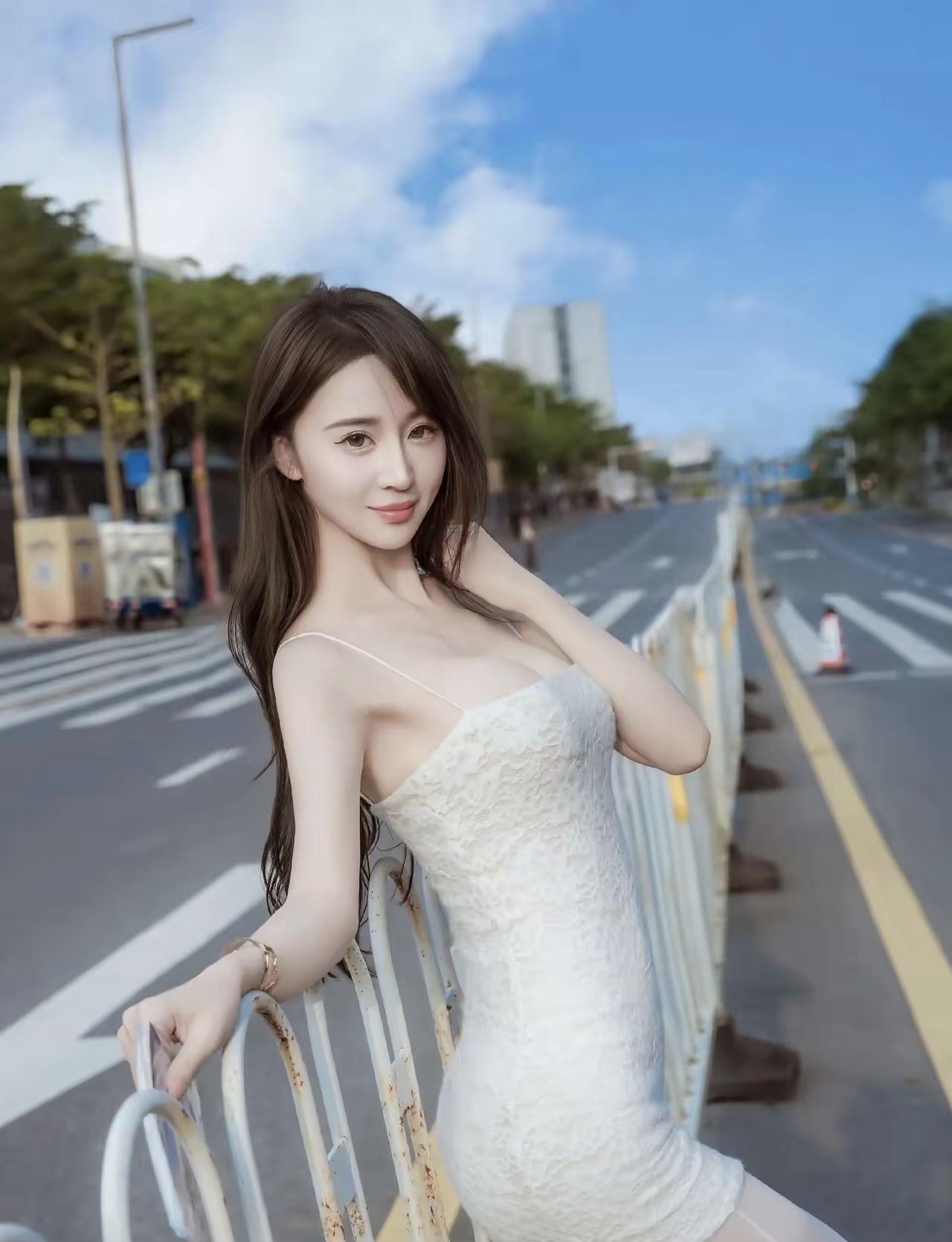 都市街头的优雅白裙少女，阳光下的迷人微笑