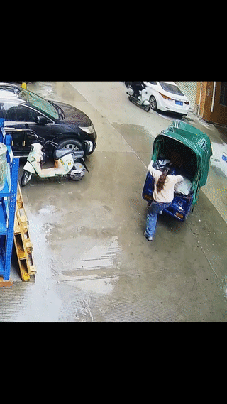 女子从后面上三轮车，结果却被车棚顶上的雨水泼了一身？真是太倒霉了！