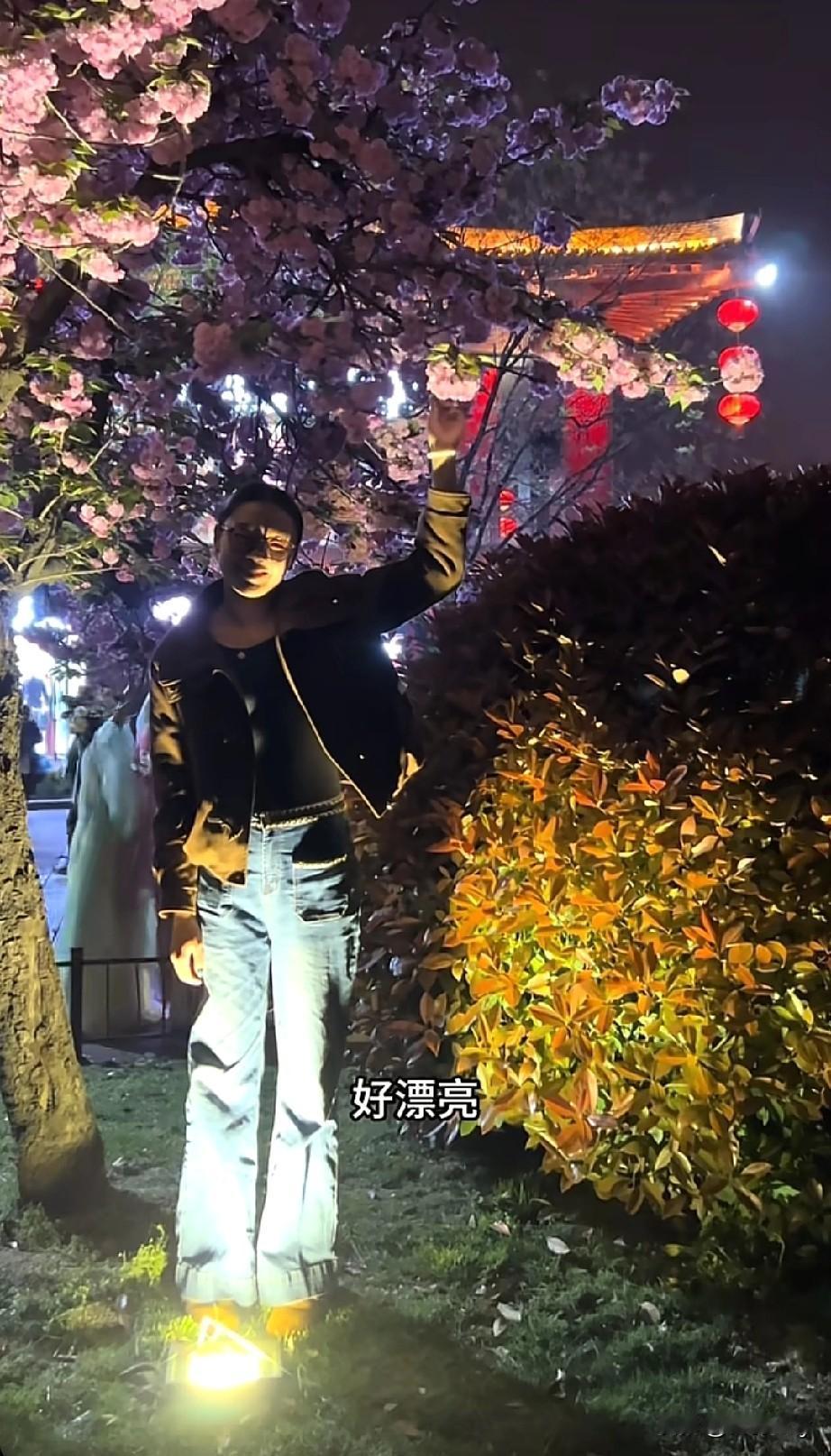 拍照真是每个男生成长路上的必修劫难啊！一对95后小夫妻自驾打卡西安大唐不夜城，
