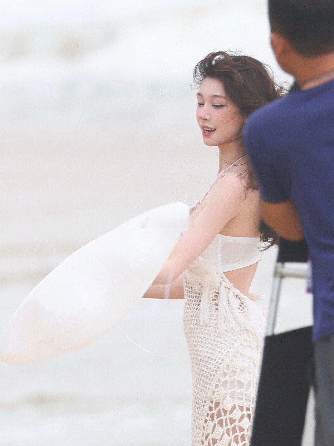 ELLE盛典易梦玲造型蓝色海边，白色镂空礼服，易梦玲演绎海的女儿！易梦玲海的女儿