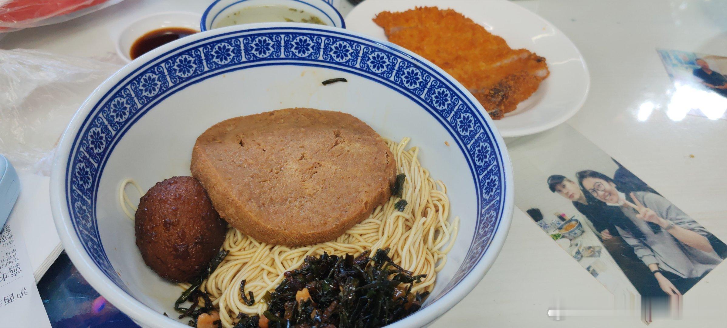 今天中午吃了沪上被誉为最好吃的面馆之一的“沪西老弄堂”。点了葱油拌面+虎皮蛋+素