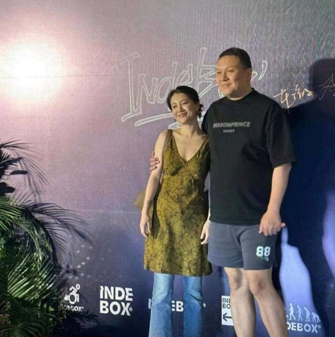看到这两张照片，才知道发型的重要性