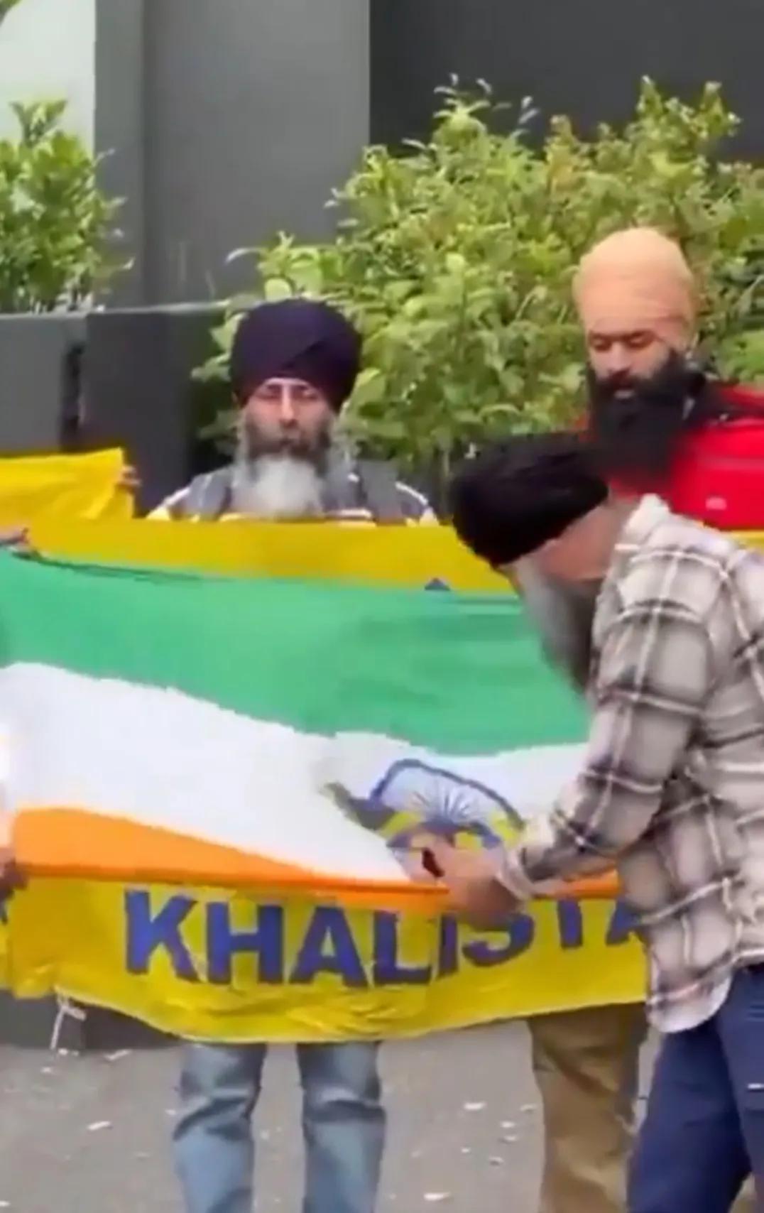 澳大利亚墨尔本的锡克教人士割烂印度国旗，不停喊着“卡利斯坦”，显然这是一伙儿锡克